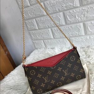 Louis Vuitton Shoulder/Crossbody Bag